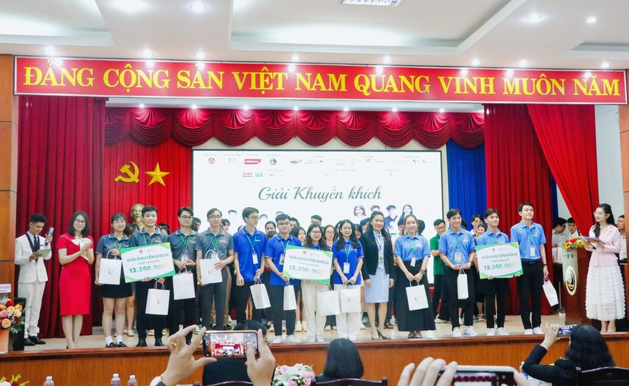SMi Students at Viet Nam Young Logistics Talents